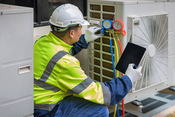 Professional Hvac technician working in Dallas, TX